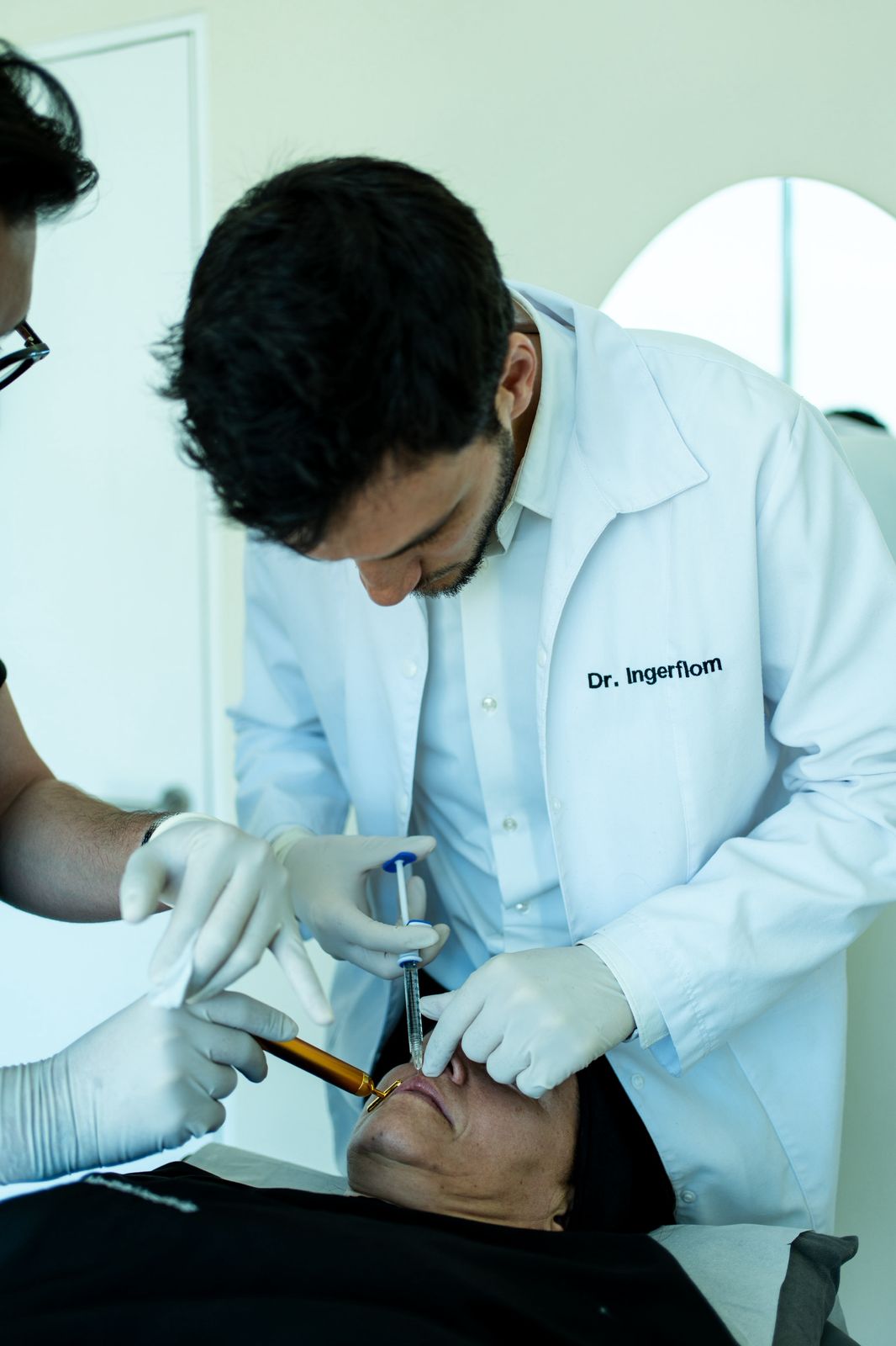 Dr. Ingerflom realizando procedimiento médico